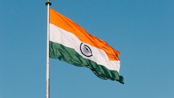 {{ article.title }}