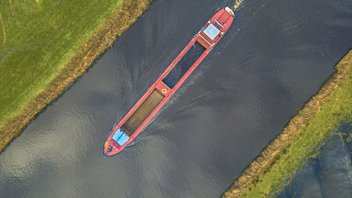 {{ article.title }}