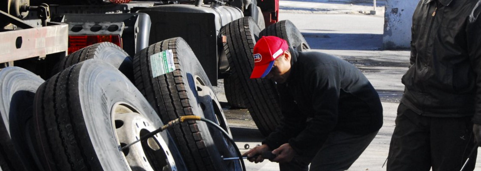 man_fixing_tyre